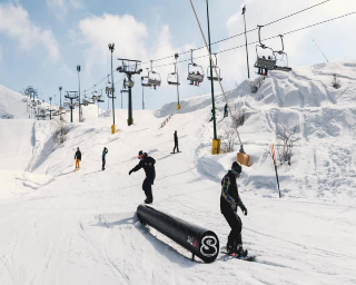 Turismo della neve: ogni euro speso ne porta 2,38